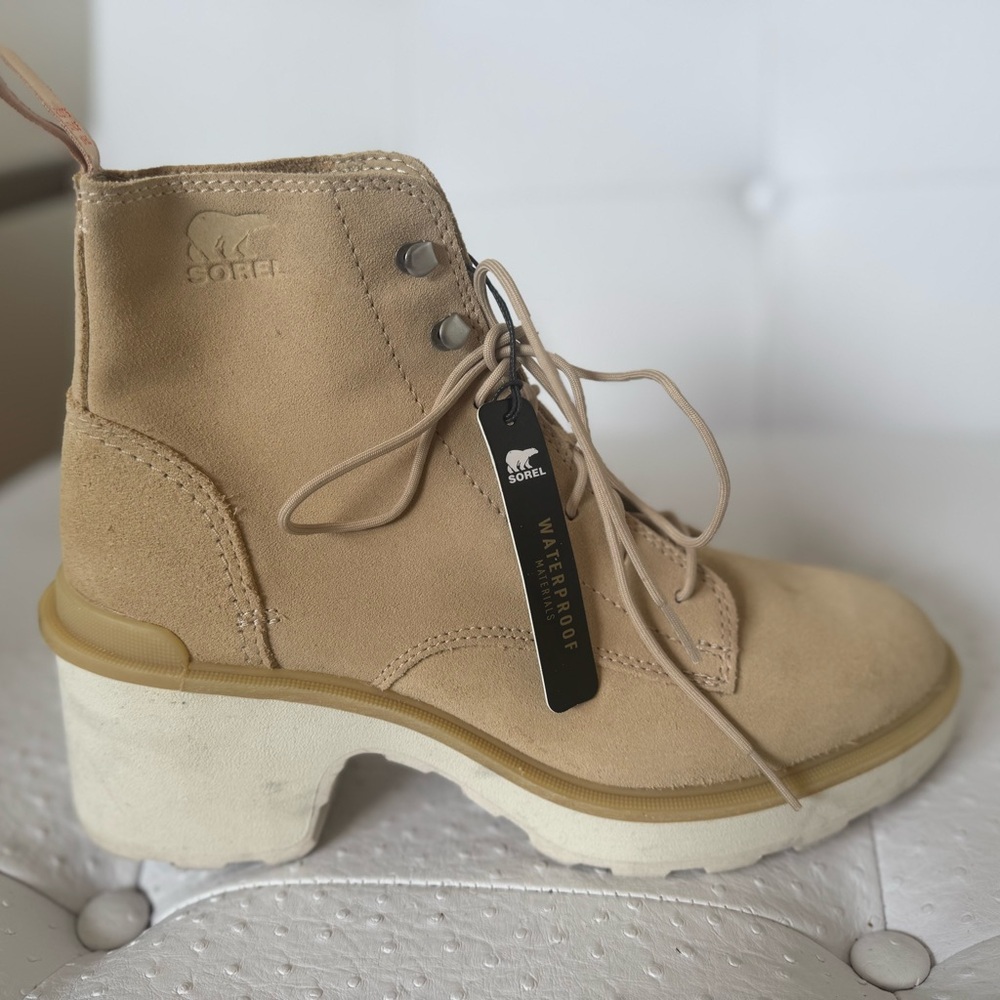 Sorel Tan Lace Up Boots with Chunky Sole